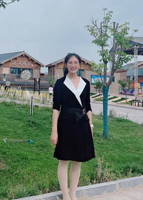 女人站在房子前面 描述已自动生成